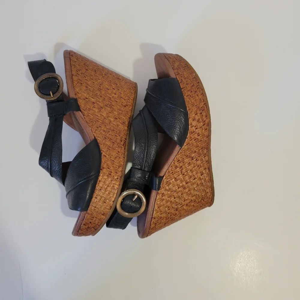 Naya women's leather wedges Size 9.5 M  raffia heels buckle closure black